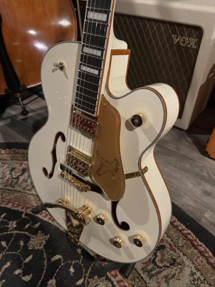 Gretsch G6136-55 Vintage Select '55 White Falcon with Gold Bigsby